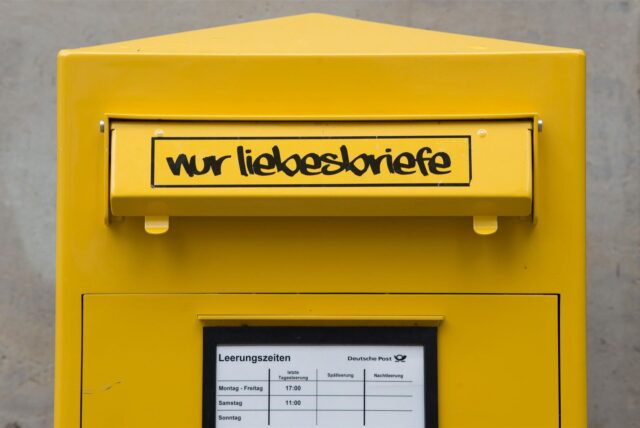 Ein Aufkleber mit der Aufschrift «Nur Liebesbriefe» klebt an einem Briefkasten der Deutschen Post AG