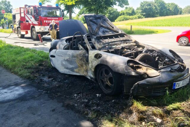 Das ausgebrannte Fahrzeug ist auf dem Seitenstreifen liegen geblieben.
