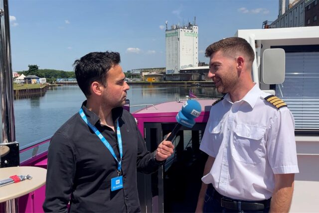 Kapitän Illya Petruk (r.) steht mit Reporter Martin Bytomski auf der „Pioneer Two“ im Dortmunder Hafen.