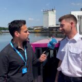 Kapitän Illya Petruk (r.) steht mit Reporter Martin Bytomski auf der „Pioneer Two“ im Dortmunder Hafen.