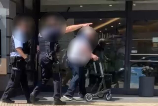 Zwei Polizisten machen einem Mann deutlich, dass er den ausgesprochenen Platzverweis zu befolgen hat.