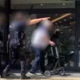 Zwei Polizisten machen einem Mann deutlich, dass er den ausgesprochenen Platzverweis zu befolgen hat.