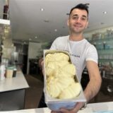 Alberto Asani hält Eis hoch.