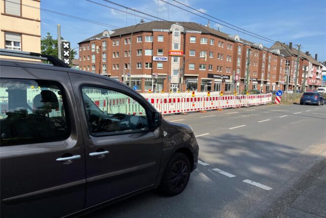 Ein Auto fährt auf einer Straße in Dortmund. (Archivbild)