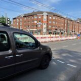 Ein Auto fährt auf einer Straße in Dortmund. (Archivbild)