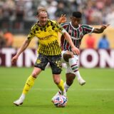 Julian Brandt im Zweikammpf.