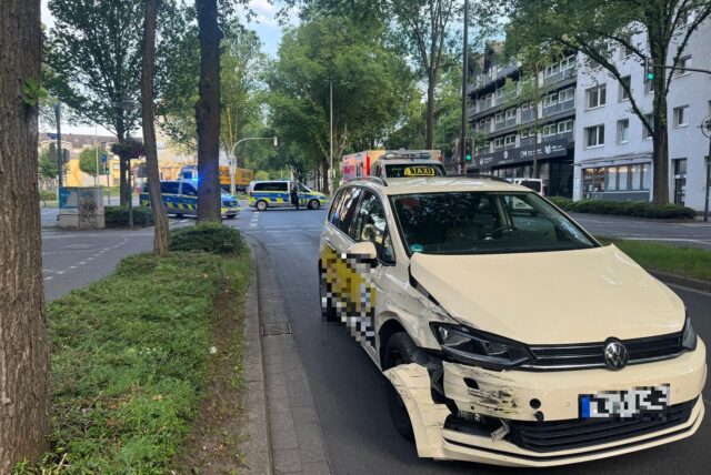 Das beschädigte Taxi auf der Märkischen Straße