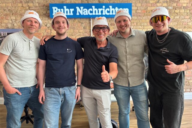 Castrop kocht über 2025: Vor dem Start zeigte uns Ingo Böhmer (M.) die CKÜ-Hüte und ging dann mit Tobias Weckenbrock (l.) ins PottCAS-Studio. Unser Team freut sich auf das Stadtfest.
