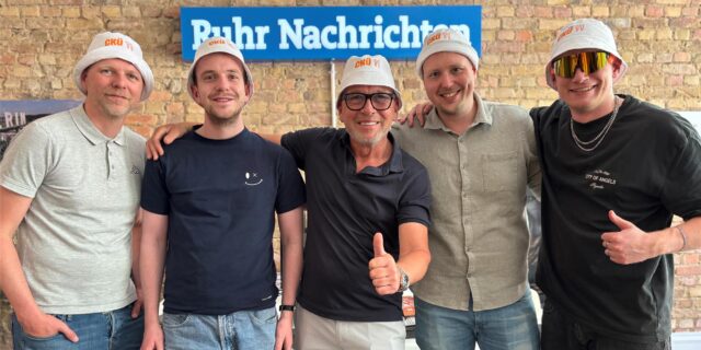 Castrop kocht über 2025: Vor dem Start zeigte uns Ingo Böhmer (M.) die CKÜ-Hüte und ging dann mit Tobias Weckenbrock (l.) ins PottCAS-Studio. Unser Team freut sich auf das Stadtfest.
