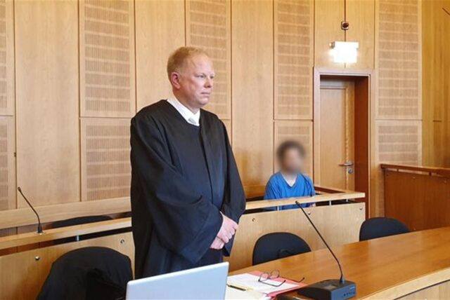Der Angeklagte (r) sitzt neben seinem Verteidiger Markus Wöckel zu Beginn seines Prozesses im Verhandlungssaal des Landgerichts Krefeld.