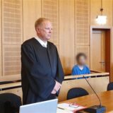Der Angeklagte (r) sitzt neben seinem Verteidiger Markus Wöckel zu Beginn seines Prozesses im Verhandlungssaal des Landgerichts Krefeld.