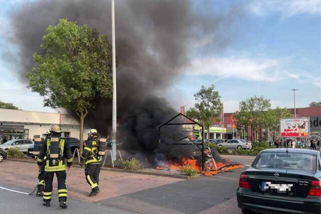Brand auf dem Hornbach-Parkplatz in Dortmunds Nordstadt