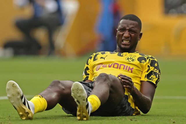 BVB-Stürmer Serhou Guirassy liegt am Boden.