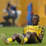 BVB-Stürmer Serhou Guirassy liegt am Boden.