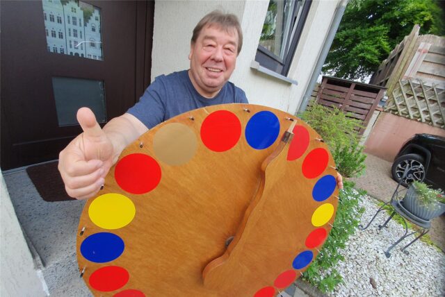 Didi Pourie aus Waltrop steht an einem Glücksrad.