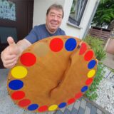 Didi Pourie aus Waltrop steht an einem Glücksrad.