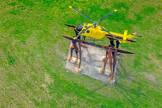 An der Skulptur mit dem gelben Rettungshubschrauber sind die meisten schon mal vorbeigefahren.