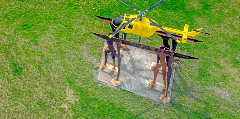 An der Skulptur mit dem gelben Rettungshubschrauber sind die meisten schon mal vorbeigefahren.