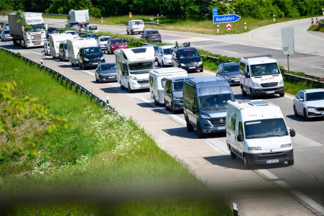 Autos stehen im Stau.