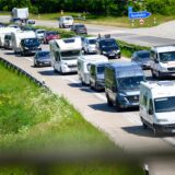 Autos stehen im Stau.