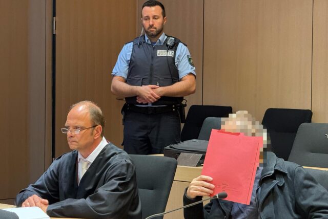 Der mutmaßliche Frauenmörder (rechts) neben seinem Verteidiger Martin Gentz kurz vor Prozessbeginn am 18. Juni 2025 am Bochumer Schwurgericht.