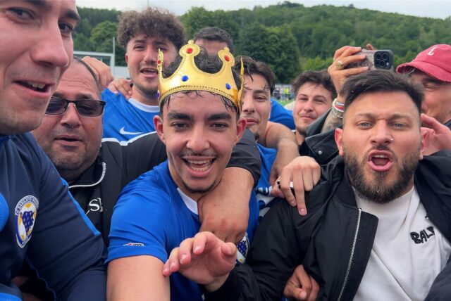 Der FC Sarajevo-Bosna feiert den Aufstieg. Mittendrin der Torschütze zum entscheidenden Ausgleich Hatim Uoalima mit einer Krone auf dem Kopf.