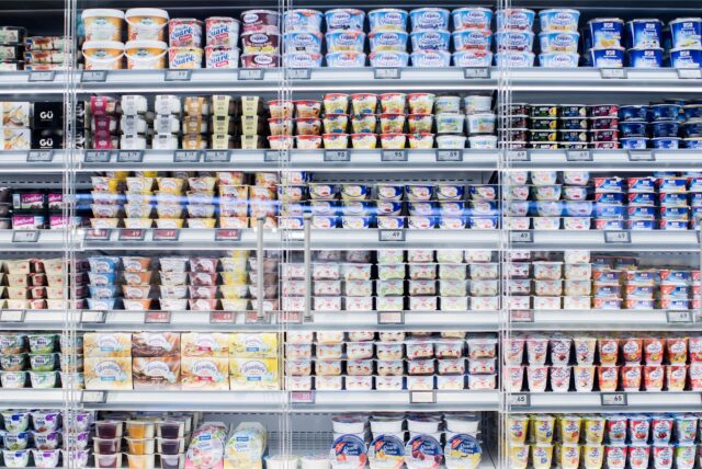 Viele Desserts stehen in einem Kühlregal eines Supermarktes.