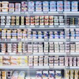 Viele Desserts stehen in einem Kühlregal eines Supermarktes.