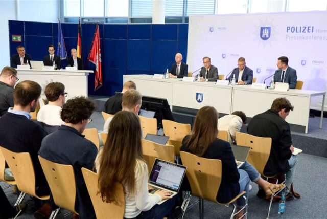 Die Polizei gibt Details zur Festnahme in einer Pressekonferenz bekannt.