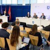 Die Polizei gibt Details zur Festnahme in einer Pressekonferenz bekannt.