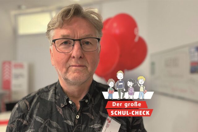 Ein Mann schaut in die Kamera. Vor das Foto ist ein Logo montiert, auf dem „Der große Schul-Check“ steht.