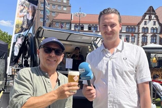 Tim Hübbertz und Veranstalter des Festivals der Bierkultur, Oliver Sopalla, lächeln in die Kamera.