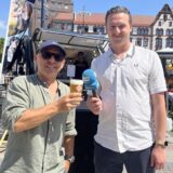 Tim Hübbertz und Veranstalter des Festivals der Bierkultur, Oliver Sopalla, lächeln in die Kamera.