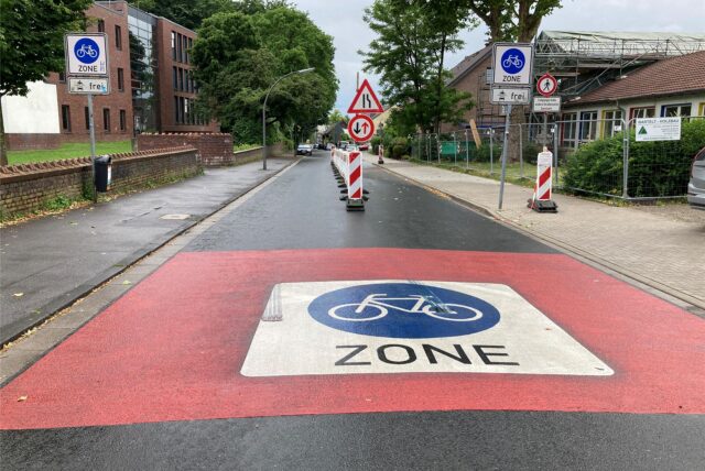 Ausgewiesene Fahrradstraße: Ein Foto der sanierten Fahrbahndecke der Droste-Hülshoff-Straße.