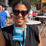 Vier Frauen stehen um einen Stehtisch herum am Marktplatz in Haltern und trinken Cocktails.