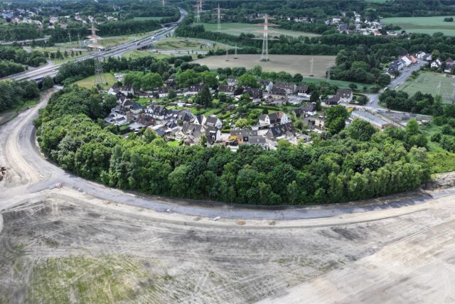 Auf dem Gelände des einstigen Kohlekraftwerks Knepper laufen seit Monaten die Erschließungsarbeiten zum LogPoint Ruhr. In direkter Nachbarschaft befindet sich die Kreuzloh-Siedlung am Langenacker. Und auf der anderen Seite davon wird der A42-Anschluss ausgebaut.