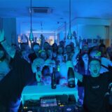Ausgelassene Party-People im Geschäftslokal von Mues & Sternemann.