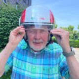 Der Helm sitzt: Arne Berg bricht am Sonntag zu einer knapp 1300 Kilometer langen Tour mit seiner Vespa auf – inspiriert durch Erinnerungen an seine verstorbene Frau Elke.