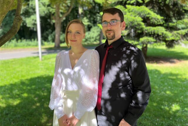 Anastasiia und Nils Hermann stehen neben einem Baum vor dem Dattelner Rathaus.