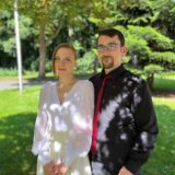 Anastasiia und Nils Hermann stehen neben einem Baum vor dem Dattelner Rathaus.