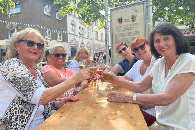 Bild zeigt Menschen, die sich zuprosten auf dem zweiten After Work in Waltrop.