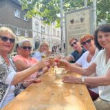 Bild zeigt Menschen, die sich zuprosten auf dem zweiten After Work in Waltrop.