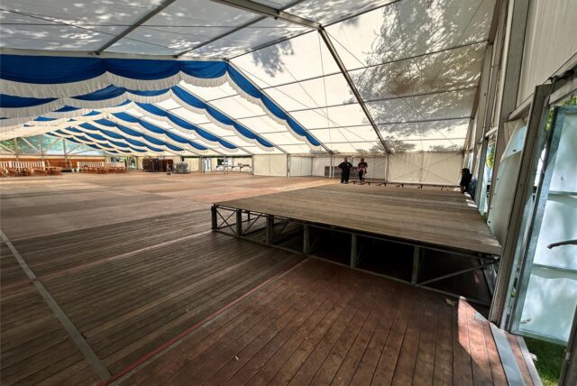 Riesig: Das Schützenzelt in Haltern steht – rechts die Bühne für Mickie Krause, der am Freitag auftritt.
