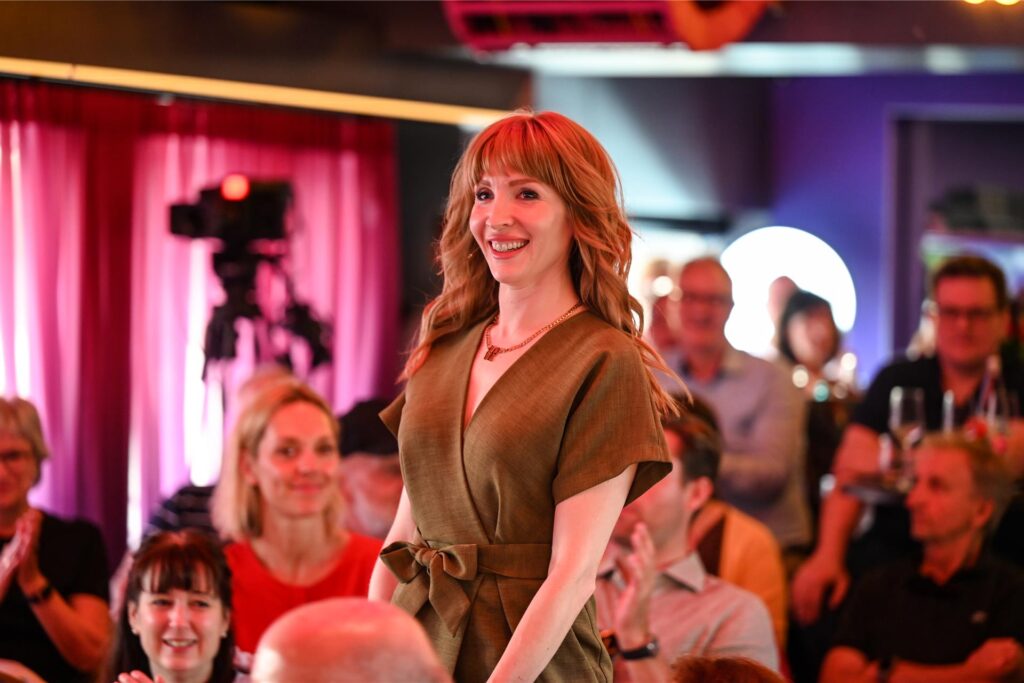 Moderatorin Chelsea Spieker bei „Celebrating Democracy“ in Dortmund.