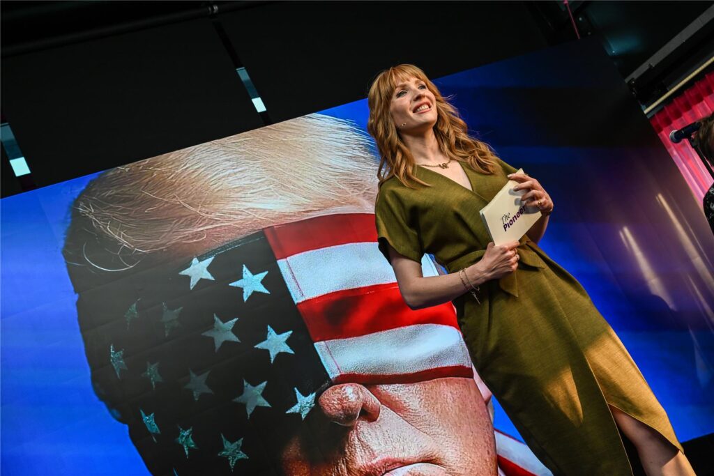 Moderatorin Chelsea Spieker bei „Celebrating Democracy“ in Dortmund.