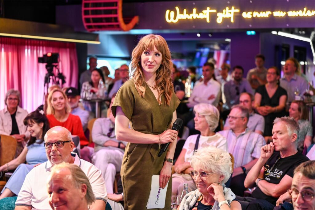 Moderatorin Chelsea Spieker bei „Celebrating Democracy“ in Dortmund.