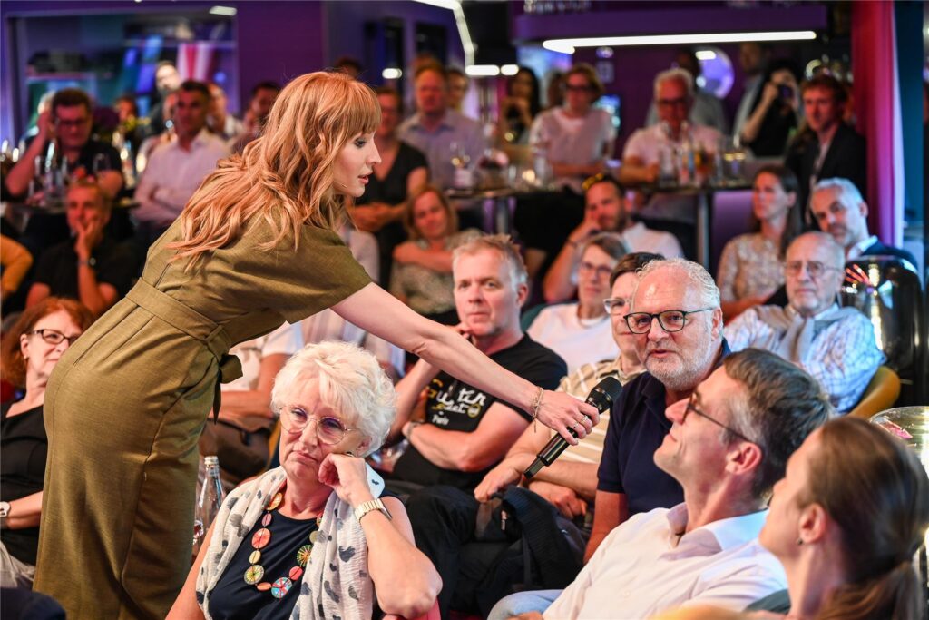 Moderatorin Chelsea Spieker bei „Celebrating Democracy“ in Dortmund.