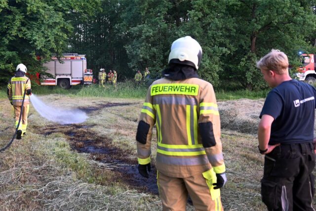 Die Feuerwehrleute mussten die Brandstelle auf dem Feld in Wulfen nur noch mit Wasser nachlöschen.