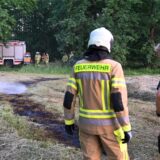 Die Feuerwehrleute mussten die Brandstelle auf dem Feld in Wulfen nur noch mit Wasser nachlöschen.