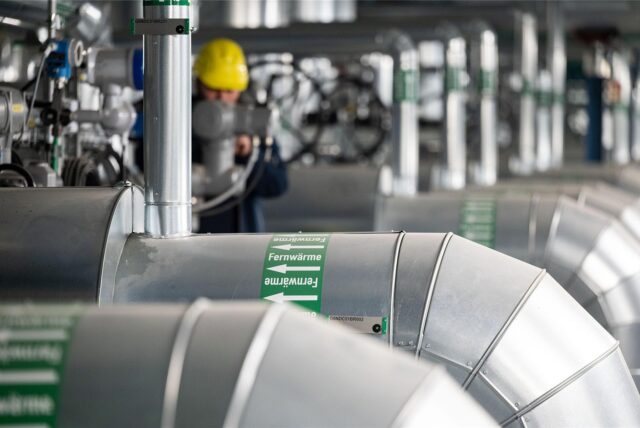 Ein Mitarbeiter des Energiekonzerns EnBW kontrolliert die Fernwärmeverteilerstation des Heizkraftwerk 3 Stuttgart-Gaisburg. Rund 60 Prozent der Stadtkreise und Großen Kreisstädte in Baden-Württemberg haben bis zum Jahresende 2023 wie vorgesehen eine kommunale Wärmeplanung vorgelegt